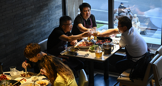 Covid: les Pékinois fêtent la réouverture des restaurants