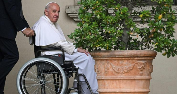 Le pape, souffrant du genou, reporte sine die son voyage en Afrique
