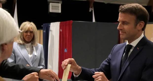 Législatives: Macron, en tête, perd sa majorité absolue, poussée du RN
