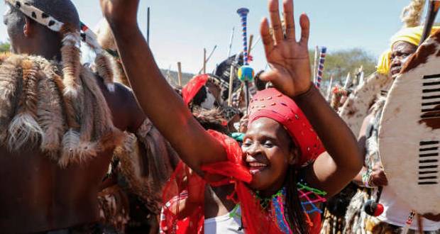 En Afrique du Sud, la nation zouloue célèbre ses jeunes filles à la «danse des roseaux»
