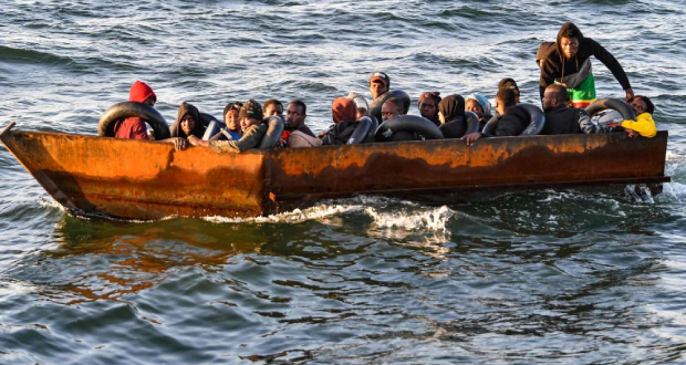 Grèce: au moins 15 morts dans le naufrage d'une embarcation de migrants