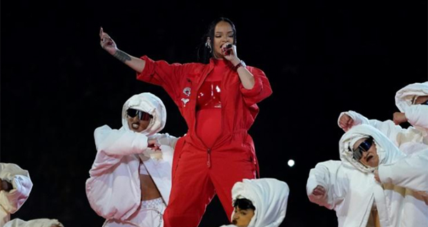Rihanna revient sur scène, au Super Bowl, de nouveau enceinte