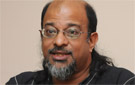 Le syndicaliste Ashok Subron commente la situation à White Sand Tours. (Int Deepa Bhookhun- R1)