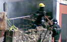 Incendie d''une maison à la rue d''Entrecasteaux à Port-Louis. (vidéo: Shezad Jadoo)