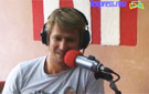 Le chanteur Tom Frager dans les studios de Radio One. (vidéo: Bertrand Hérisson/Thimons Jennah)
