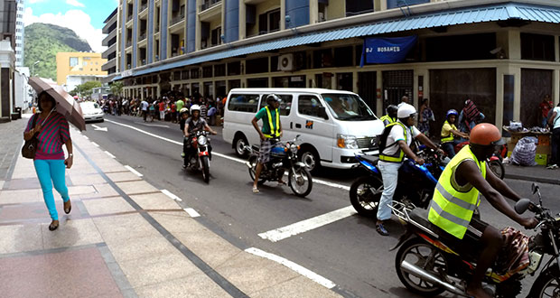 Gilets fluorescents: agacés, des motocyclistes témoignent