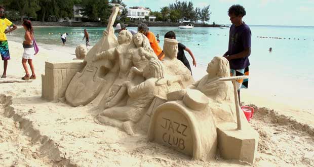 Sur la plage: Sanjay construit d’impressionnantes sculptures