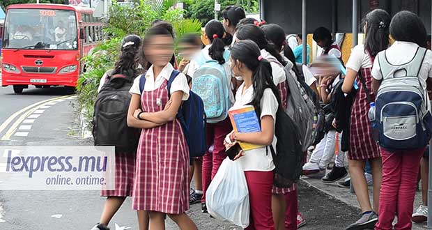 Transport scolaire: sécurité accrue mais des élèves interdits d'embarquer dans des bus