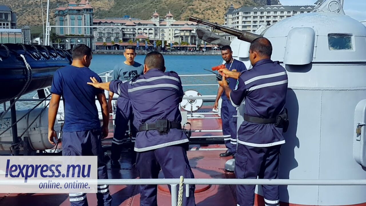 Simulation: les garde-côtes abordent un bateau de pirates