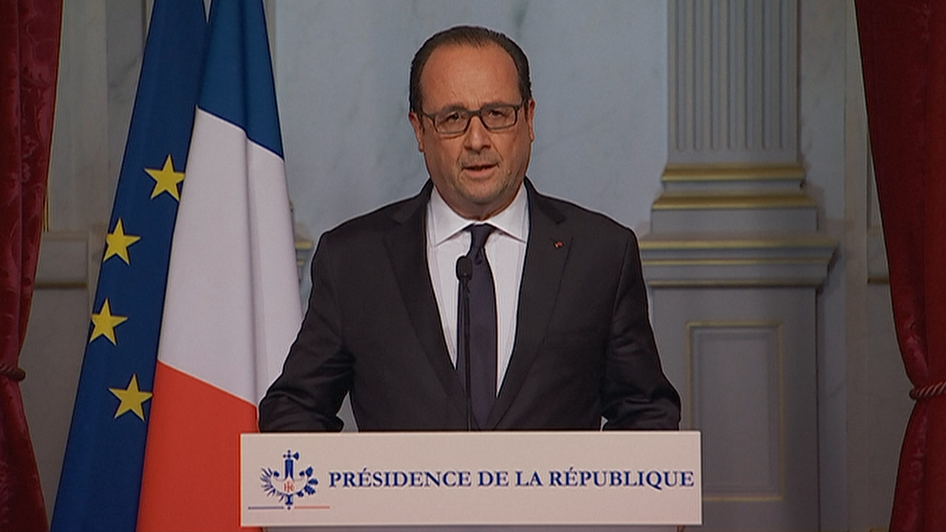 Paris: Hollande ferme les frontières