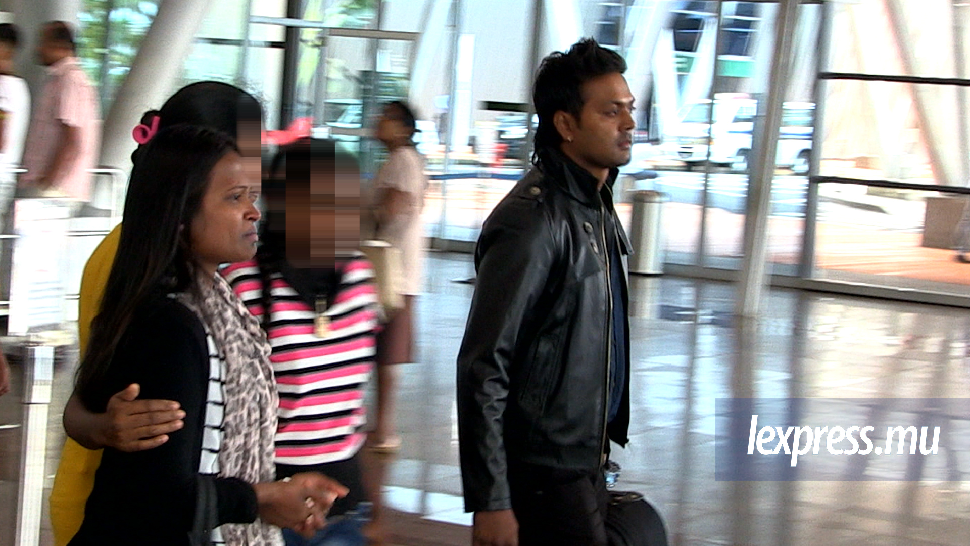 Vikram et Asha Rughoobin sont rentrés et éclatent en sanglots à l’aéroport 