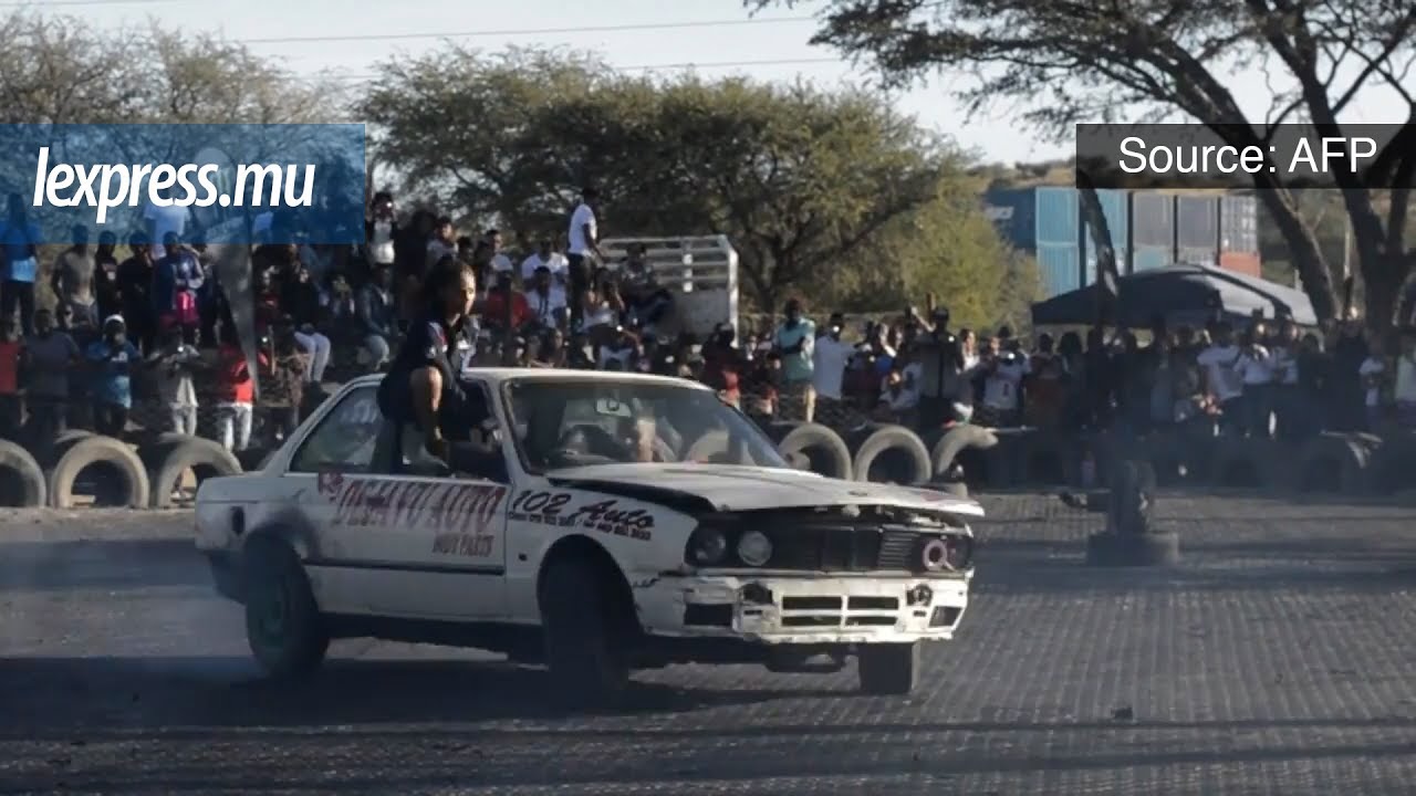 Namibie: deux femmes présentent un spectacle de rodéo automobile 