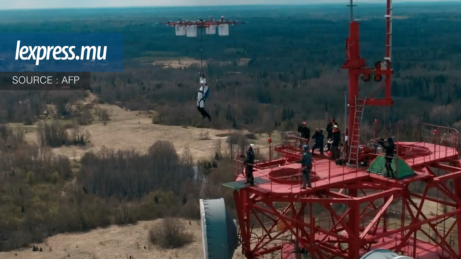 Sauter d'un drone en parachute, une première mondiale en Lettonie