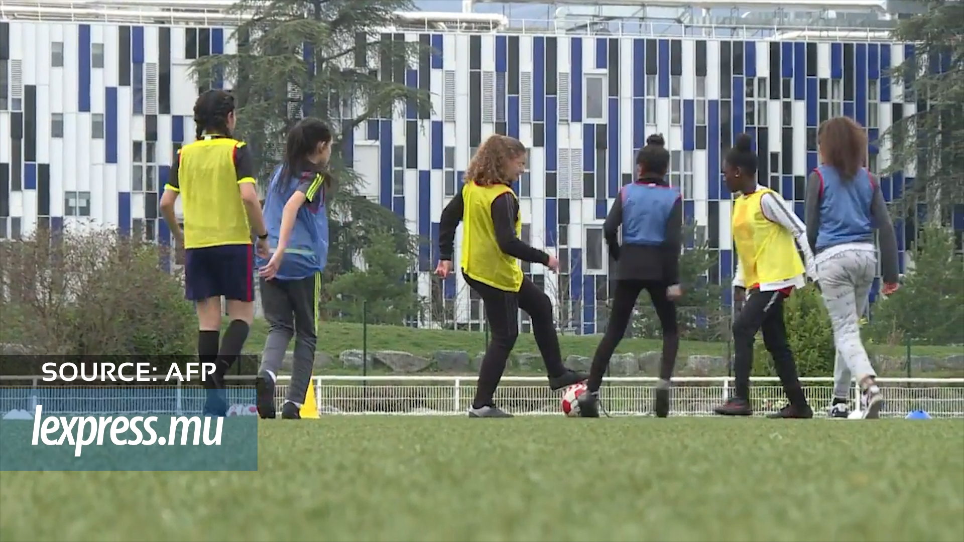 Grenoble: une école de foot gratuite pour les filles