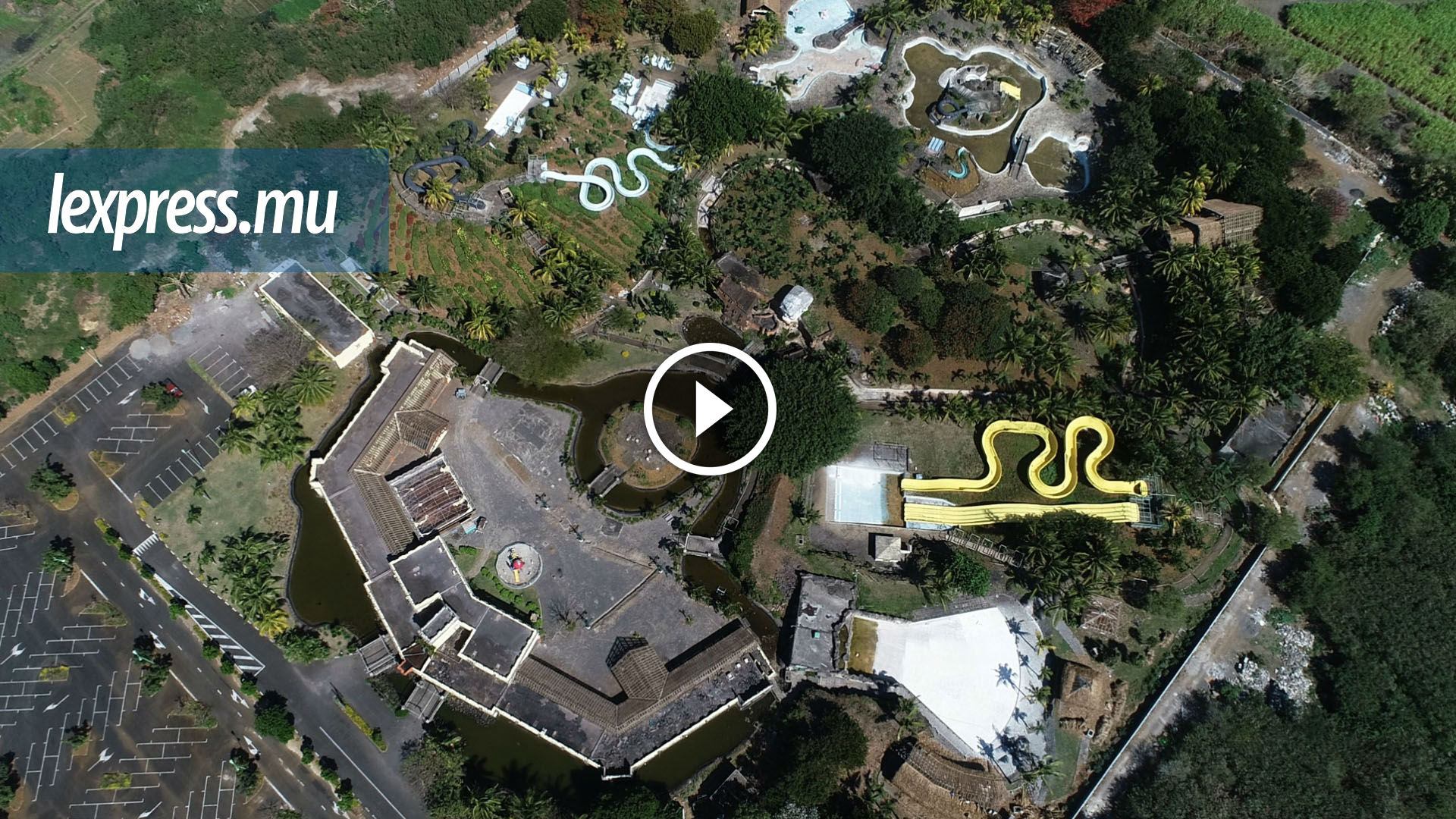 Waterpark: vue aérienne d'un parc fantôme