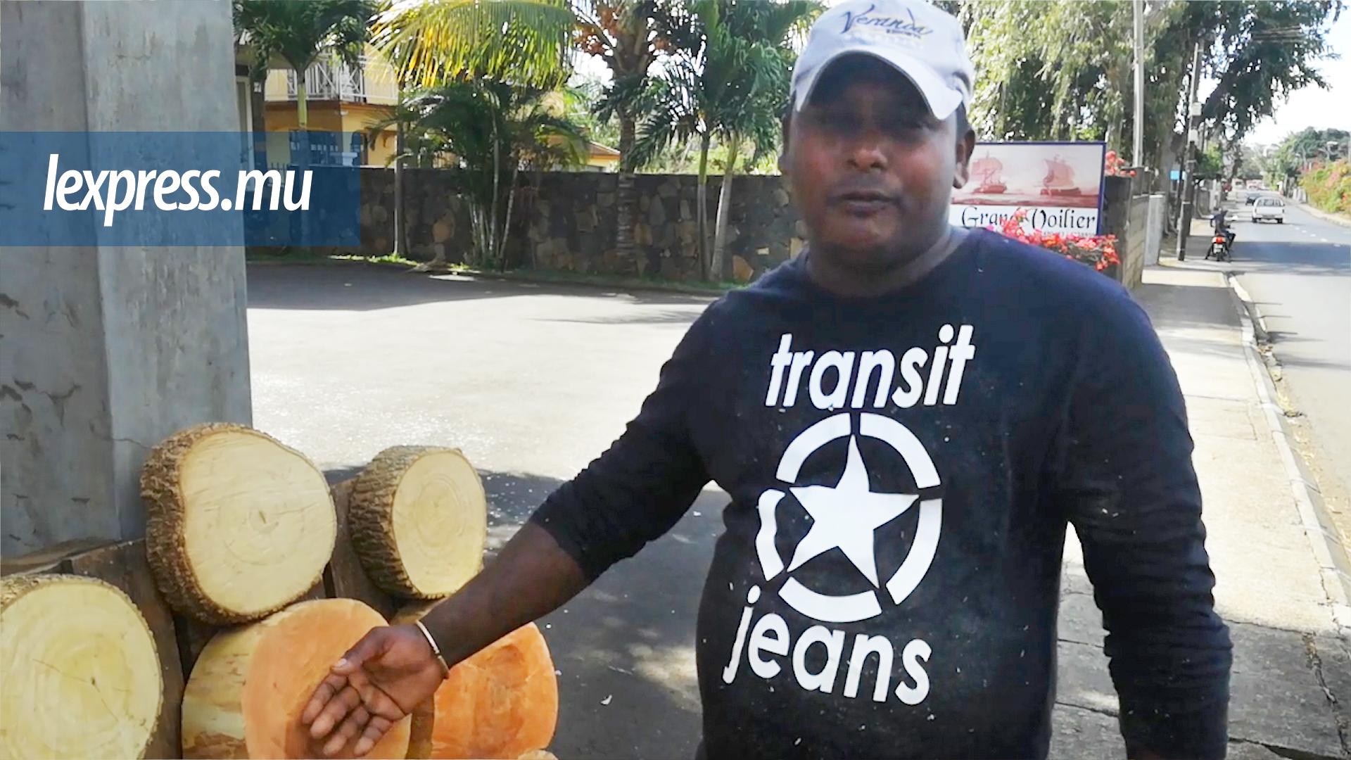 Ajay, «marsan biyo»: son pain quotidien c’est le bois