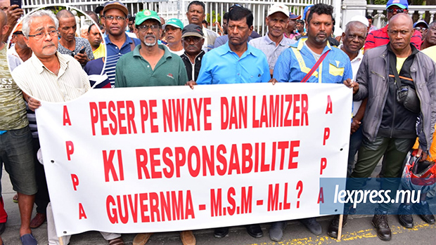 Fédération des travailleurs unis: des pêcheurs manifestent devant le Parlement 