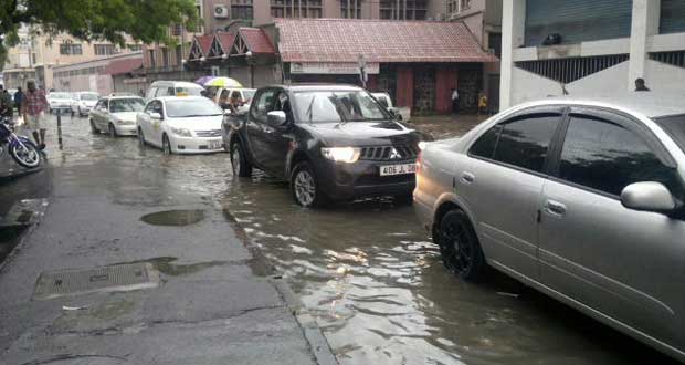 Grosses averses: la capitale paralysée par les inondations 